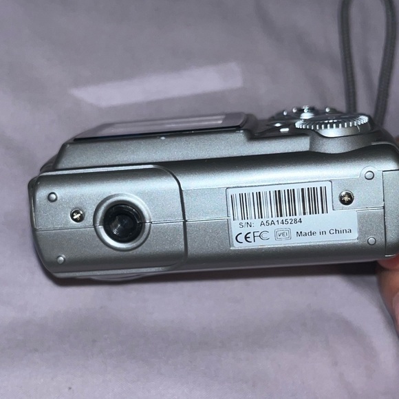 DXG model 568 silver camera - Picture 3 of 7
